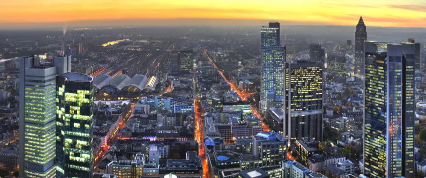 Die Skyline von Frankfurt am Main in der Abenddämmerung, Blick über die Hochhäuser des Bankenviertels